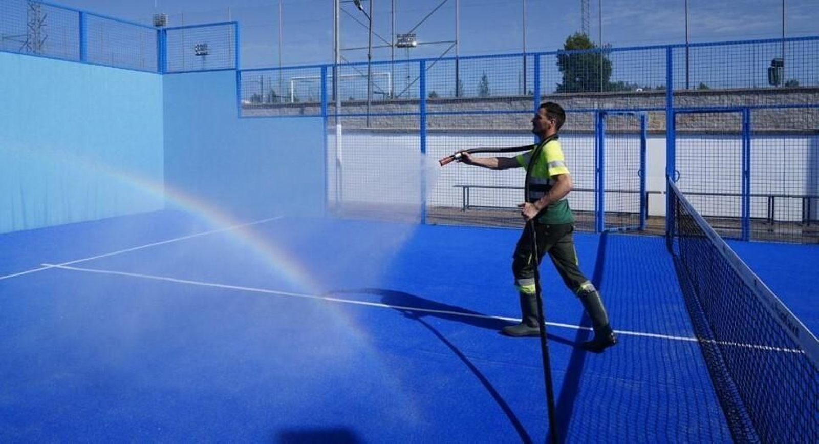 Un operario pone a punto la pista de pádel.