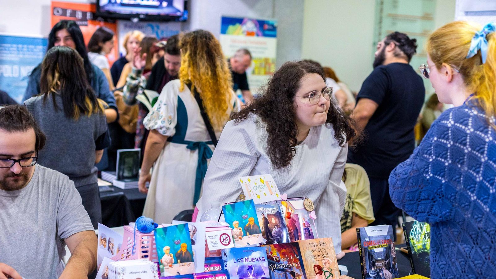 Gran ambiente durante la convención en el centro de congresos