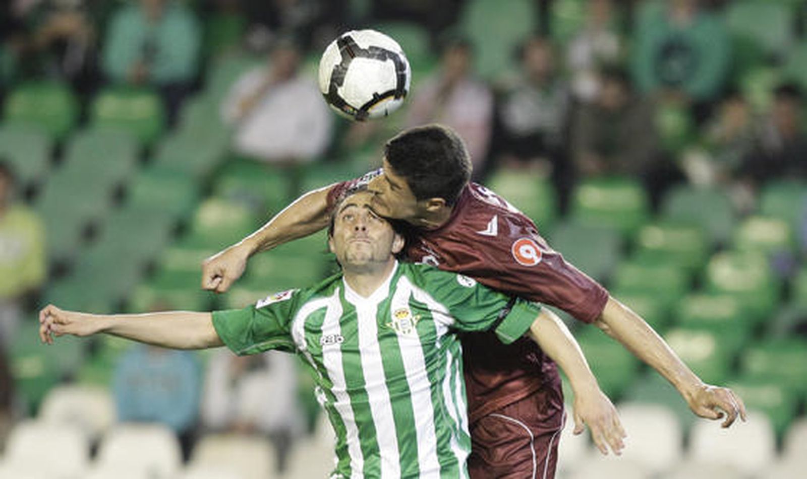Sergio García pugna por un balón de cabeza. / Antonio Pizarro