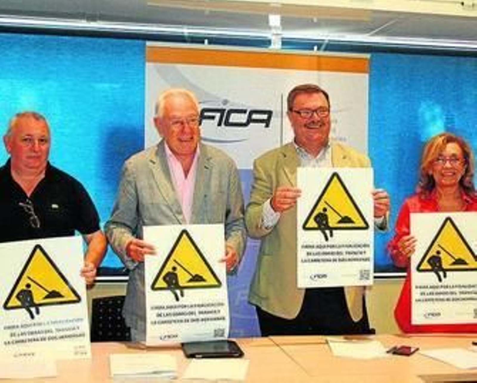 Raynaud, con los empresarios y la portavoz del PP en Alcalá de Guadaíra.