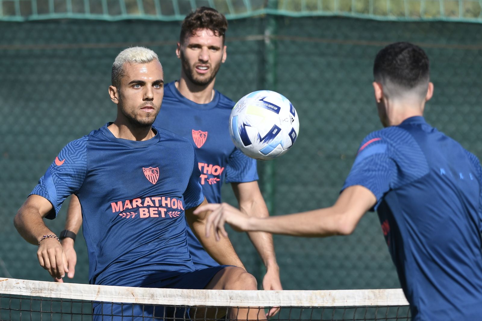 Joan Jordán, Sergi Gómez y Pablo Pérez, en un partido de fut-voley.
