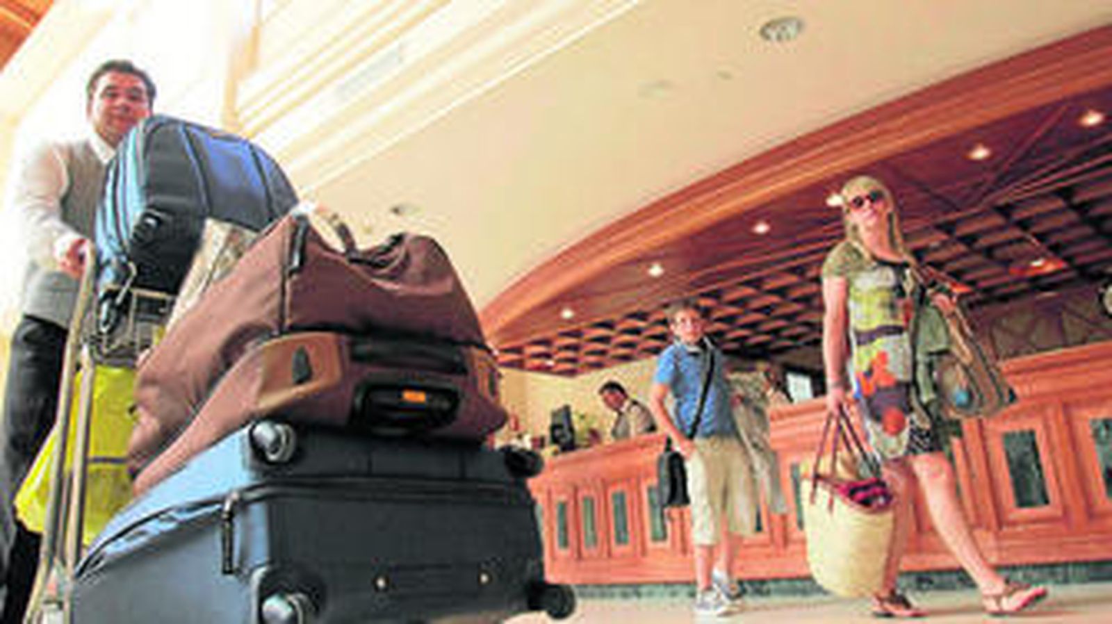 Turistas llegan a un hotel de Chiclana.