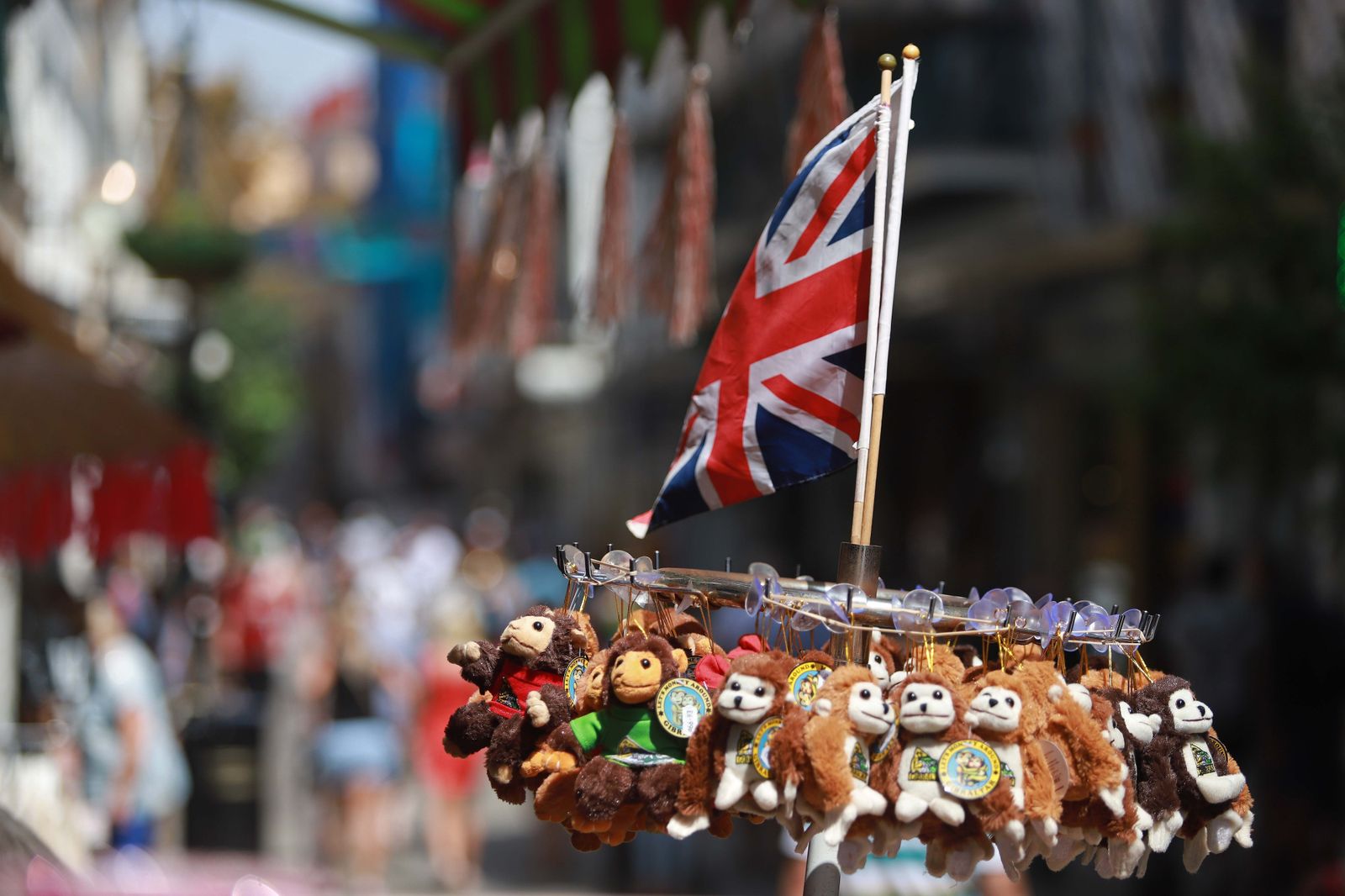 Recuerdos a la venta en un comercio de Gibraltar con la bandera de Reino Unido.