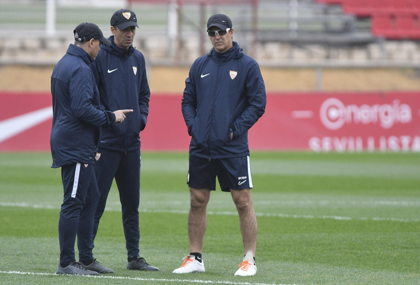 Lopetegui escucha a sus dos ayudantes técnicos, Vicente Peinado y Pablo Sanz.