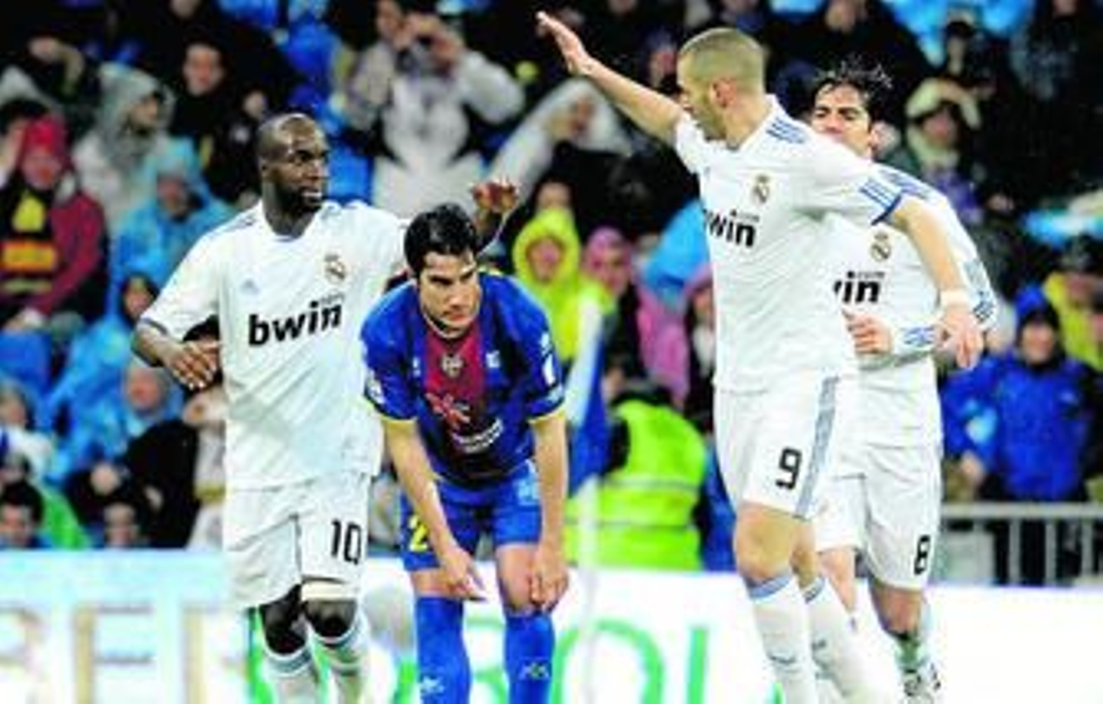 'Lass' Diarra y Benzema celebran uno de los goles madridistas frente al Levante.