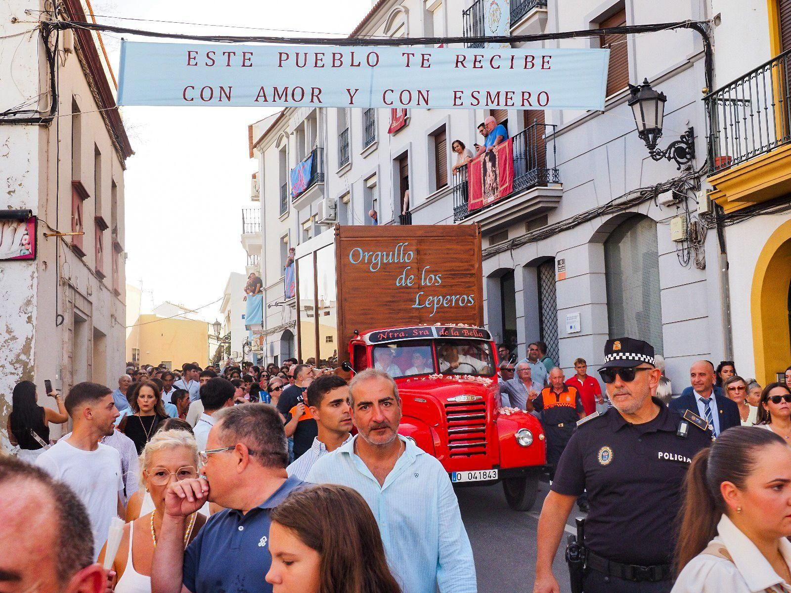 Imágenes de la multitudinaria despedida de la Virgen de la Bella en Lepe antes de la Magna, emulando la de 1954