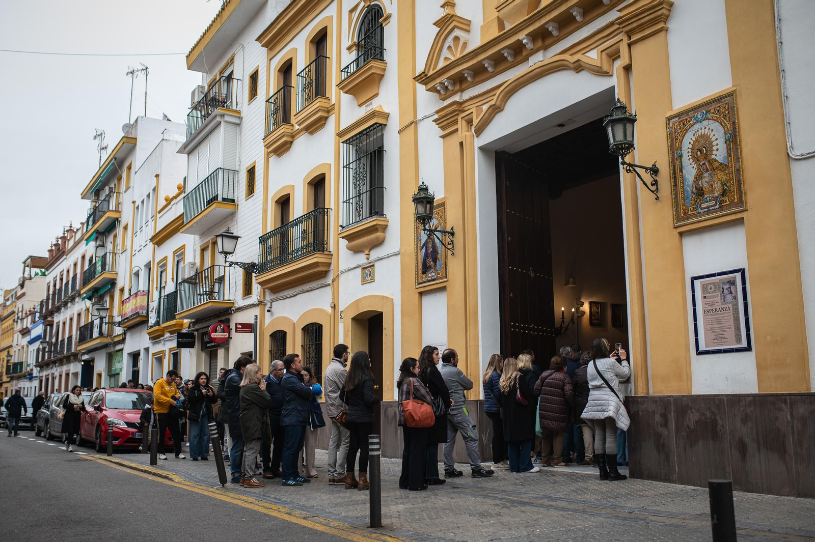 Imágenes del besamanos a la Esperanza de Triana en la Capilla de los Marineros