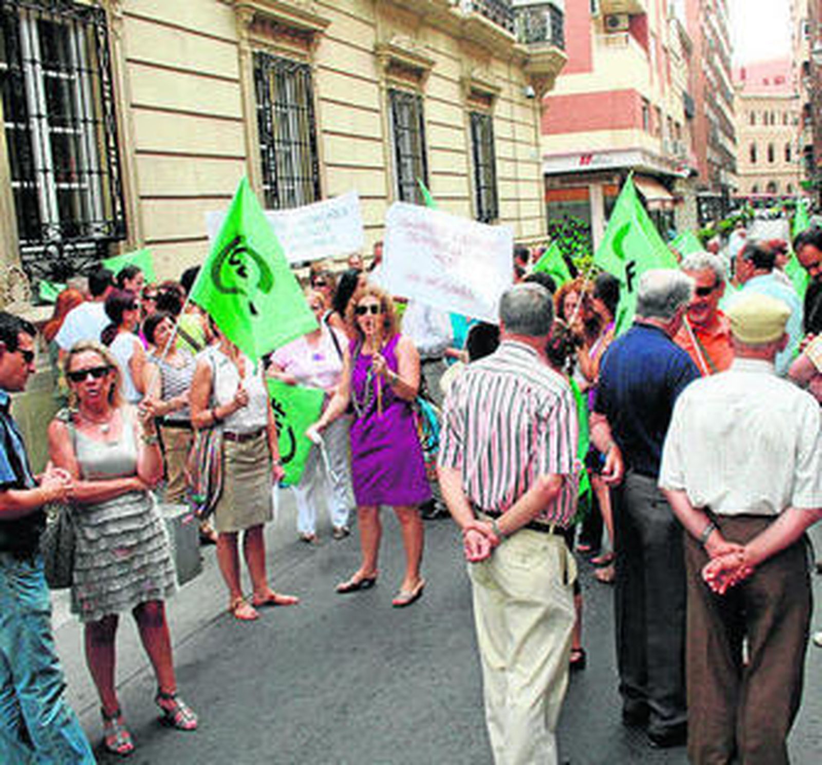 Manifestantes en las puertas del Palacio Provincial ayer.