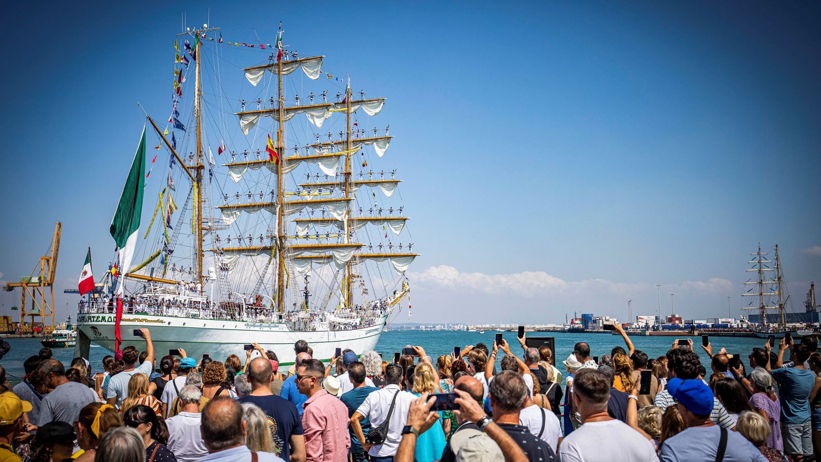 El autor propone que la ciudad le saque más partido al mar, sobre todo de cara al verano