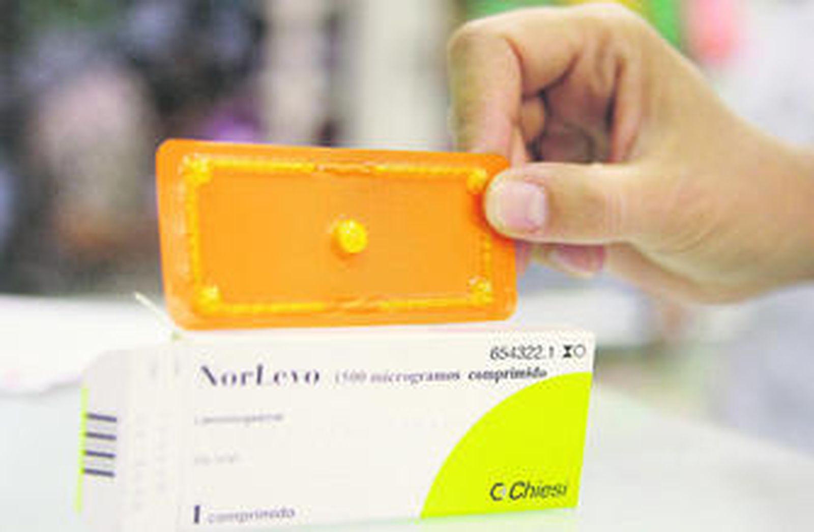 Un farmacéutico muestra la 'píldora del día después', ayer en Sevilla.