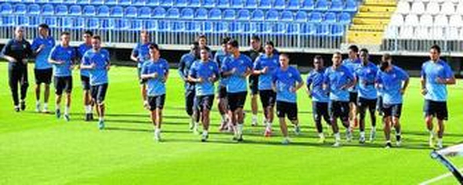 La plantilla del Málaga se ejercita en el césped de La Rosaleda, en una imagen de archivo.