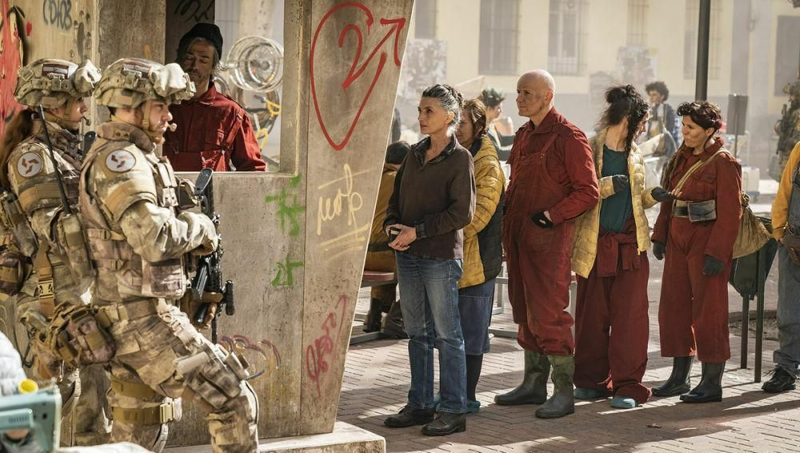 Ángela Molina ante el muro que separa Madrid en el año 2045