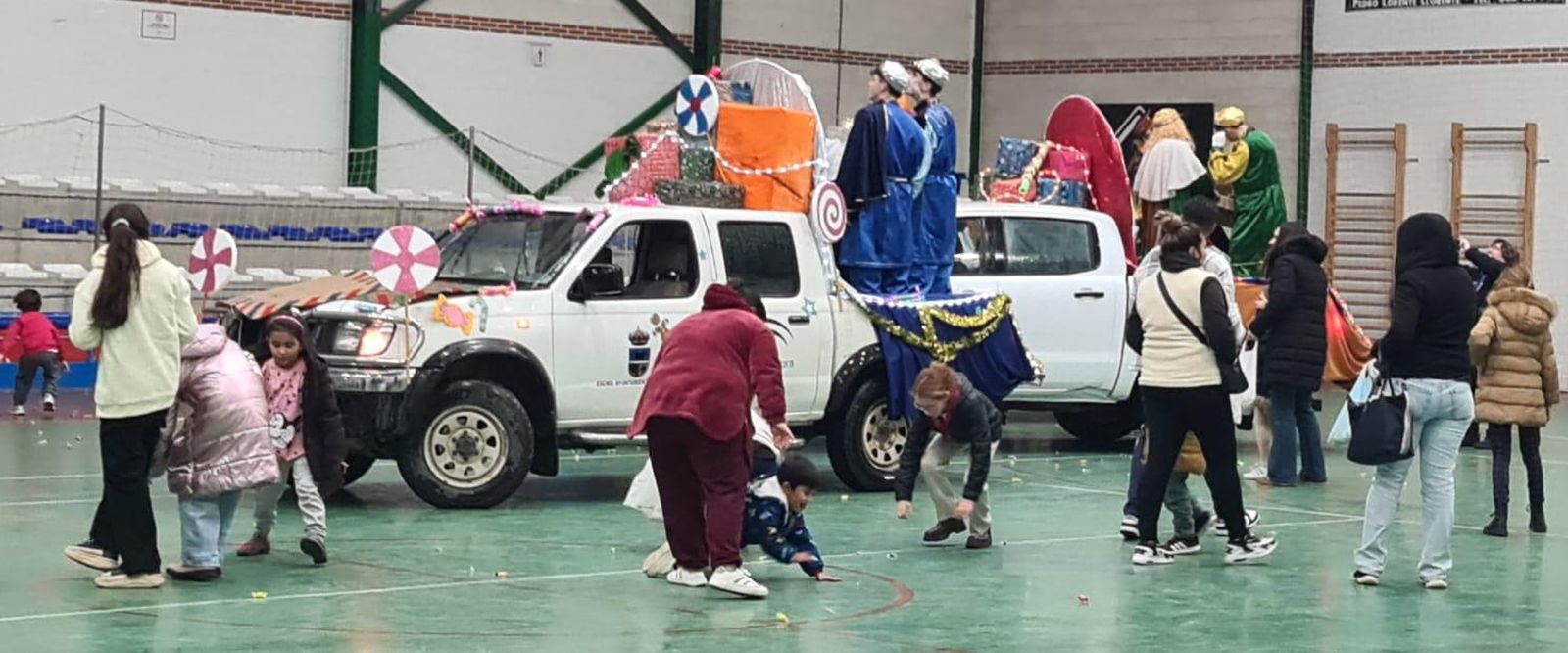 Serón disfruta de la llegada de los Reyes Magos en el Pabellón Municipal y en la residencia de mayores
