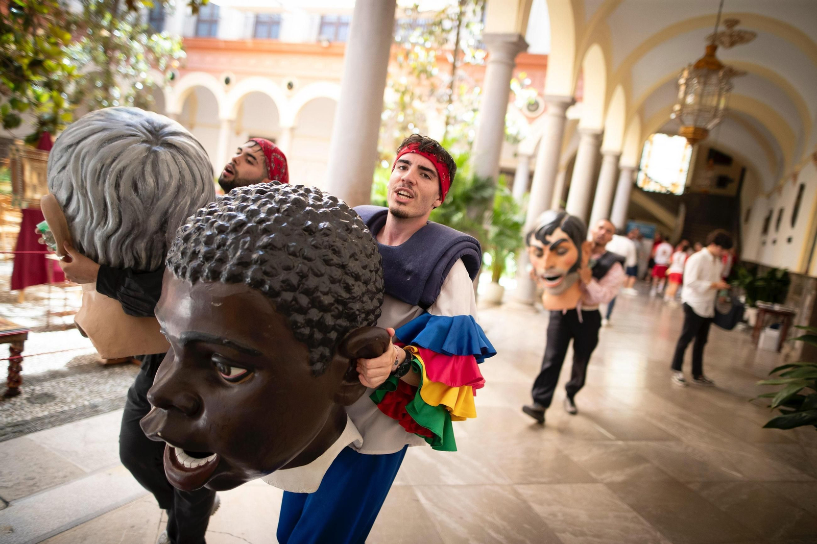 Las mejores imágenes del recorrido de la Tarasca por las calles de Granada