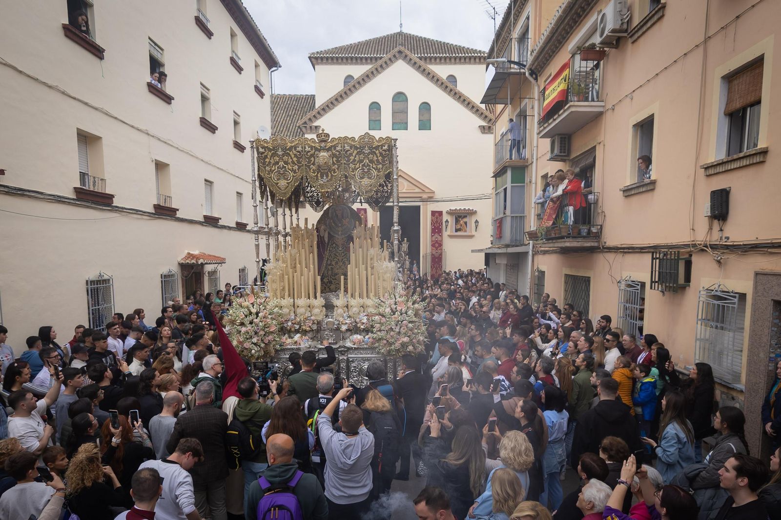 Así vivió Granada la salida de la Hermandad del Trabajo 2025