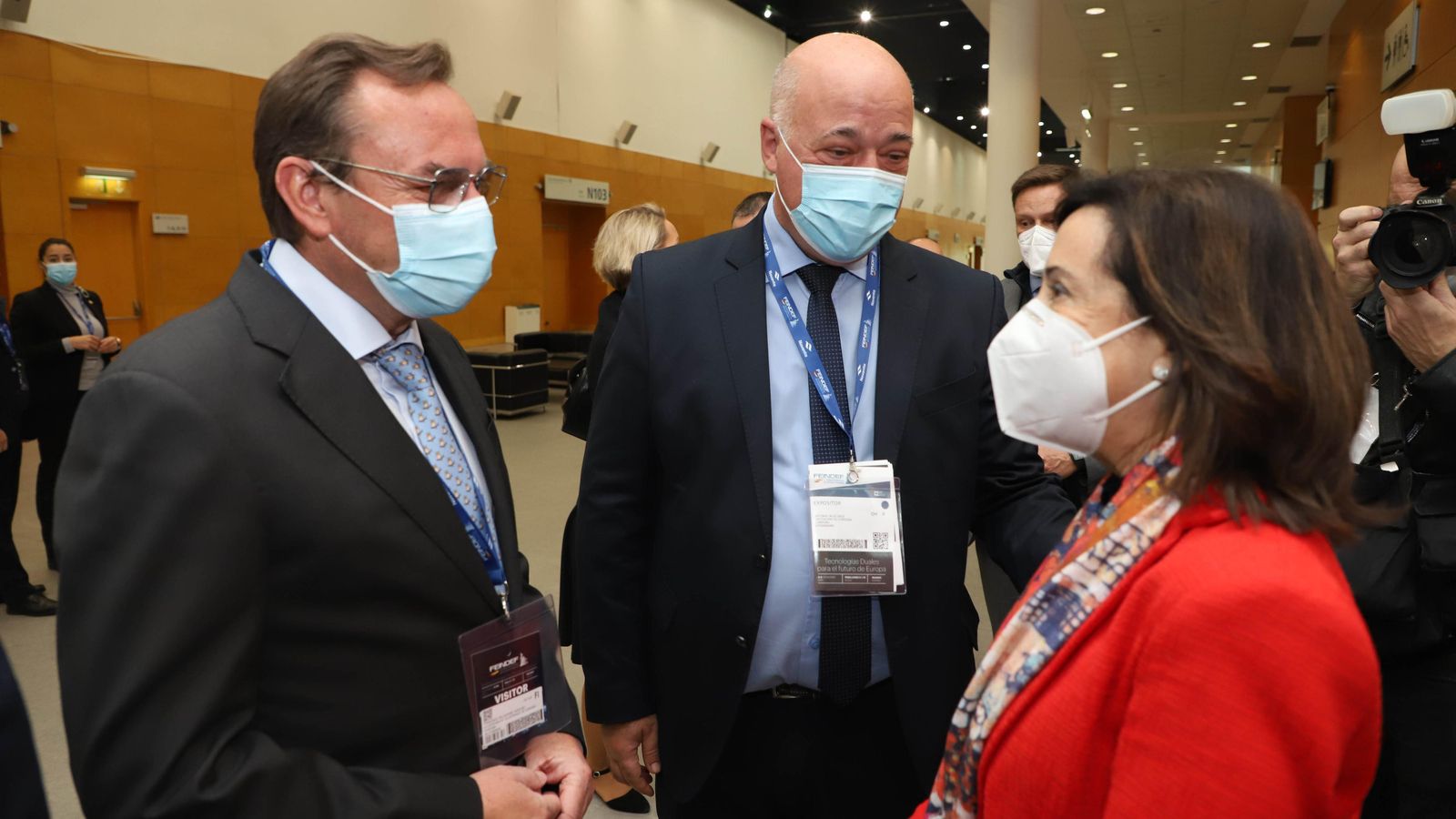 La ministra de Defensa, Margarita Robles, conversa con Antonio Ruiz y Francisco Palomares.