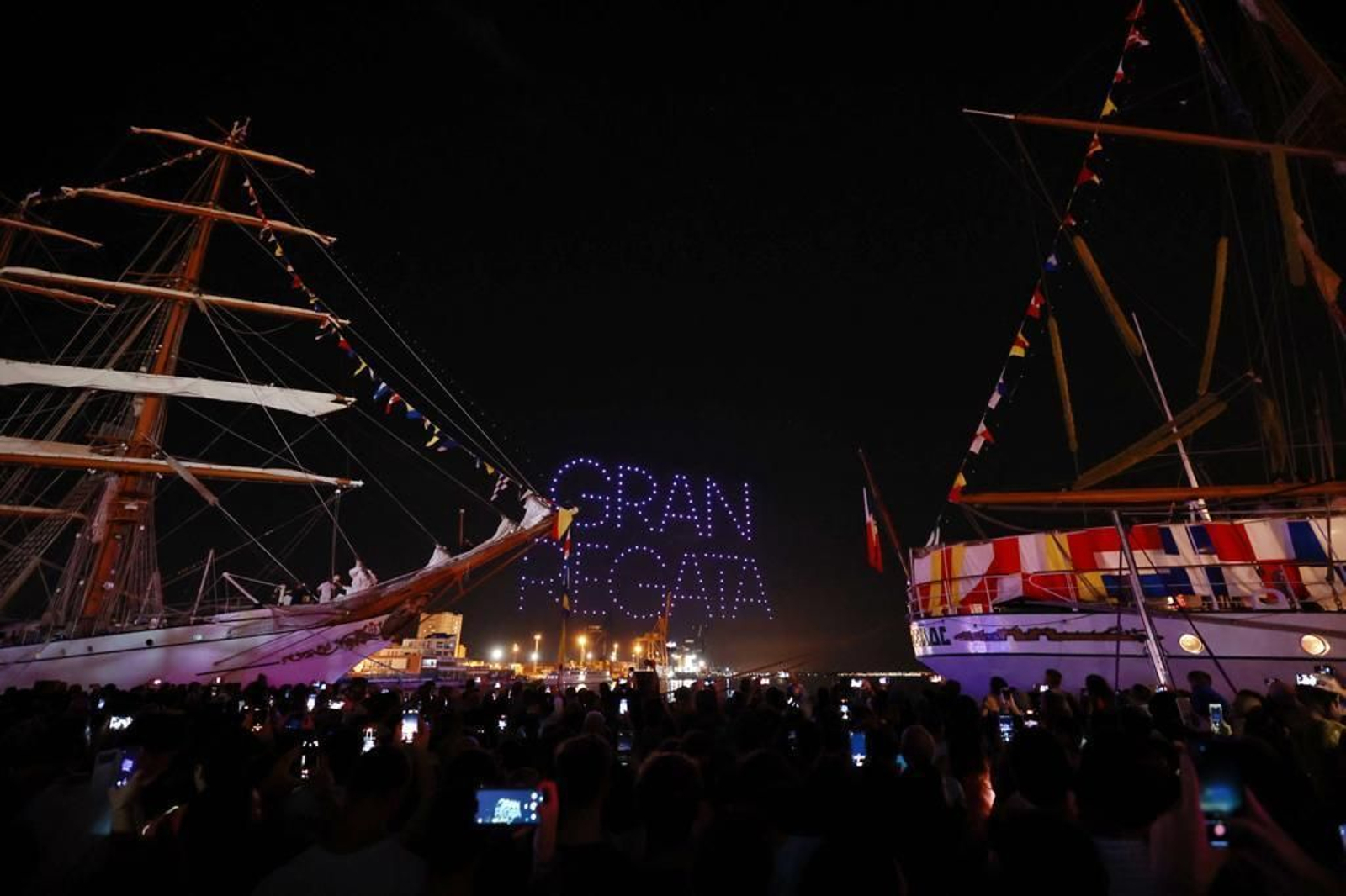 Imágenes del sábado en la Regata de Cádiz: espectáculo de drones y concierto de Álvaro de Luna