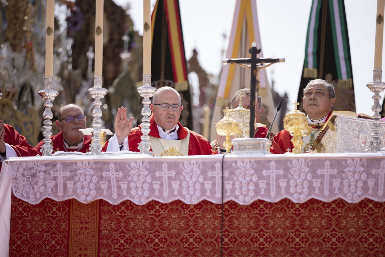 El Rocio 2023: Imágenes de la misa Pontifical del Domingo de Pentecostés