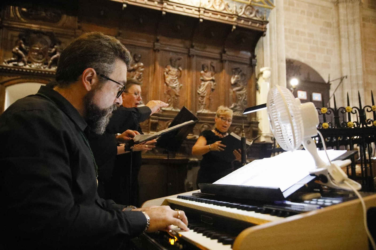 Las imágenes de la santa misa estacional presidida por el obispo de Almería, con la interpretación de Anacrusa