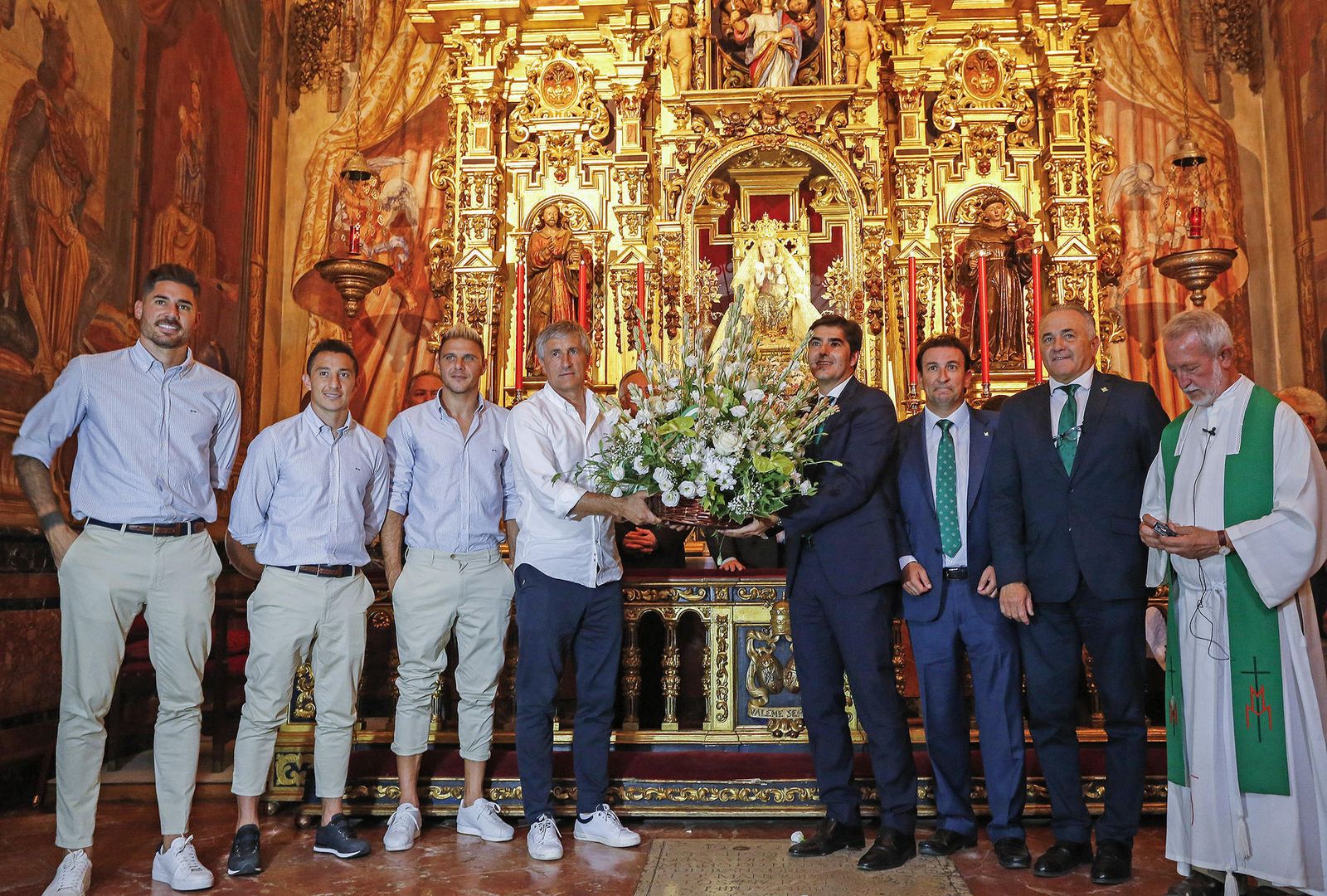 La ofrenda floral del Betis a la Virgen de Valme de Dos Hermanas