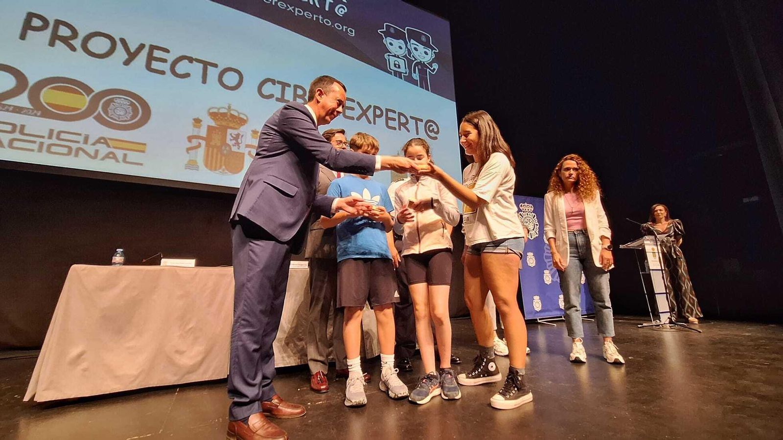 José María Martín, subdelegado del Gobierno, ha hecho entrega a los escolares del carnet de expertos en redes sociales.