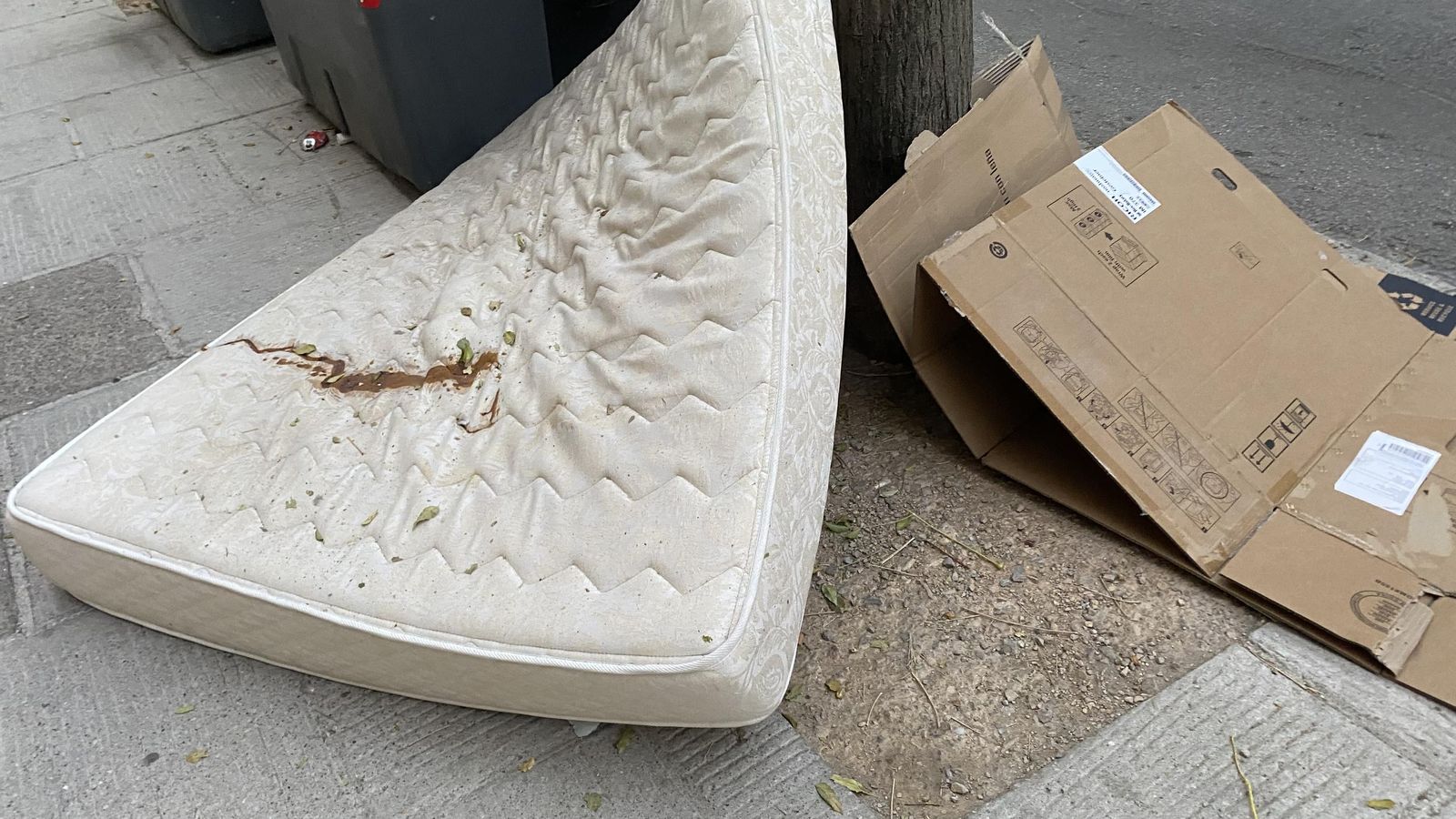 Los contenedores y los enseres ocupan una buena parte de la acera