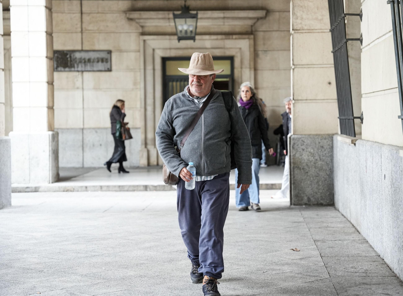 El presunto conseguidor de los ERE Juan Lanzas llega a la Audiencia de Sevilla para asistir a un juicio.