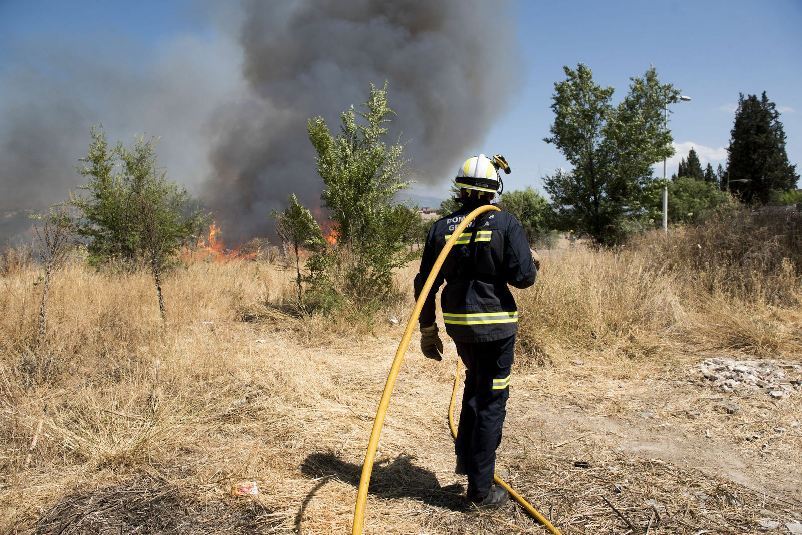 Imagen de archivo de un agente del Infoca sofocando un incendio en Granada.