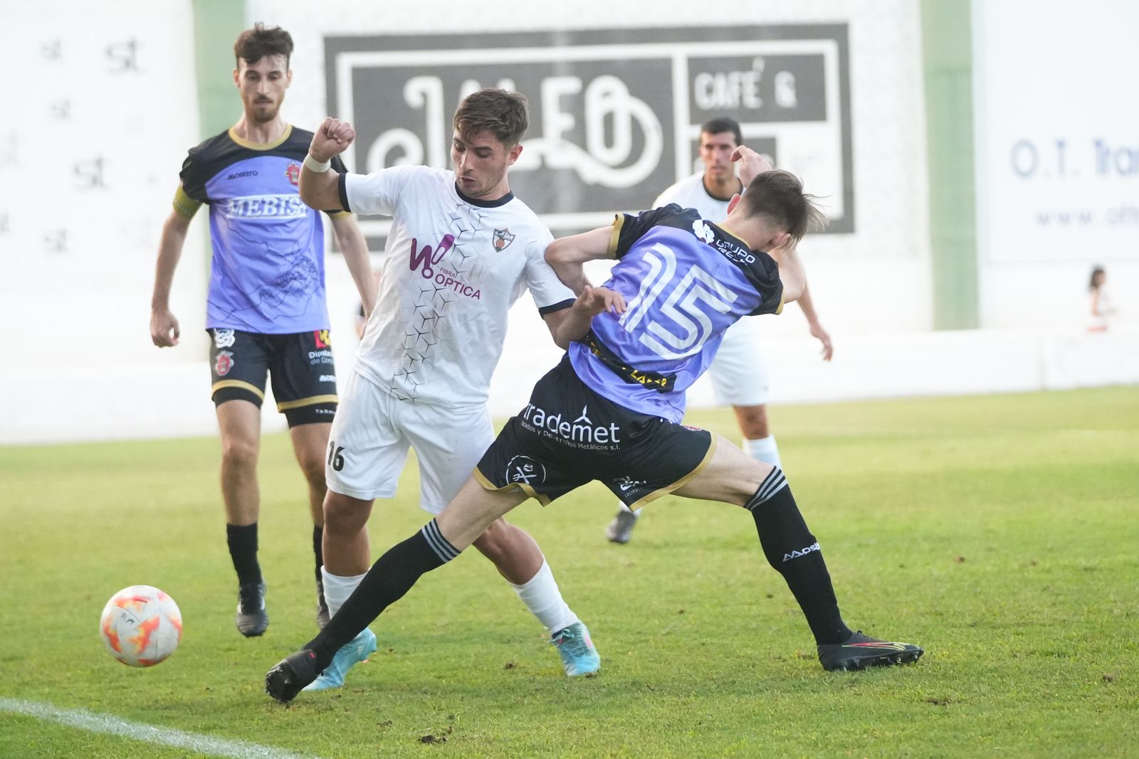 David García pelea un balón con Josema.