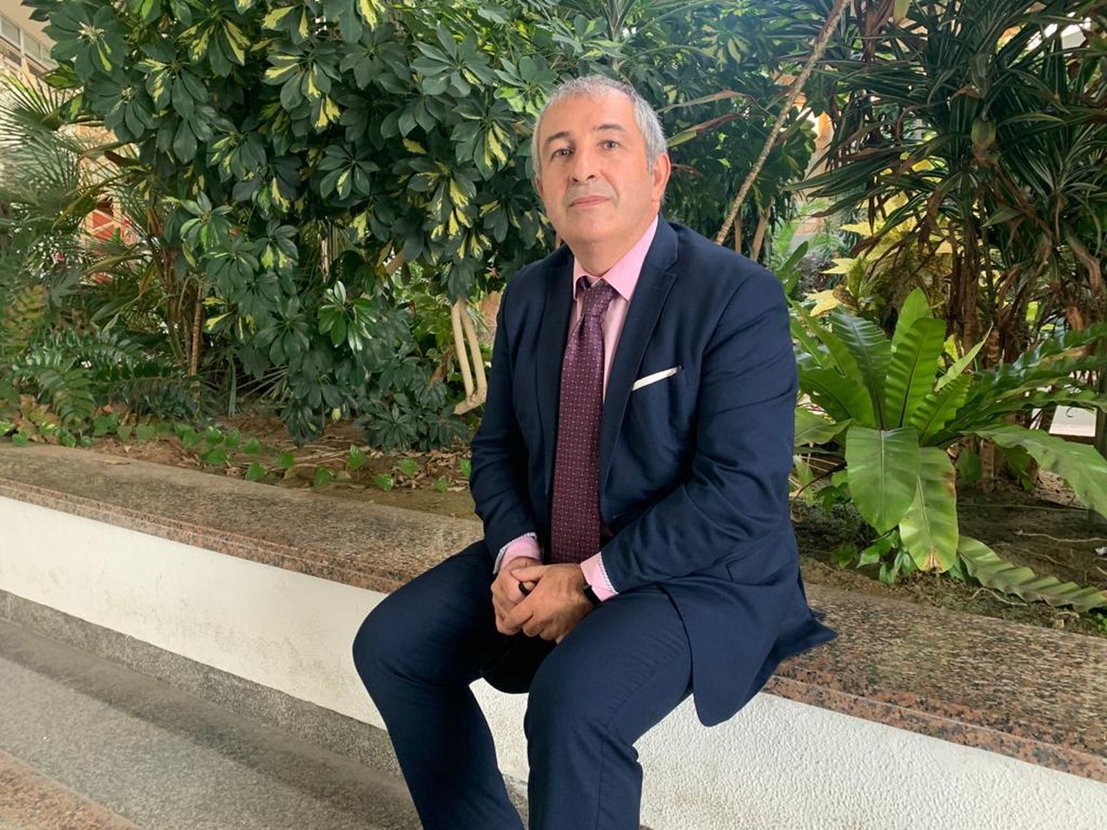 Enrique Ávila posa tras la entrevista en el edificio Melkart de la Zona Franca.