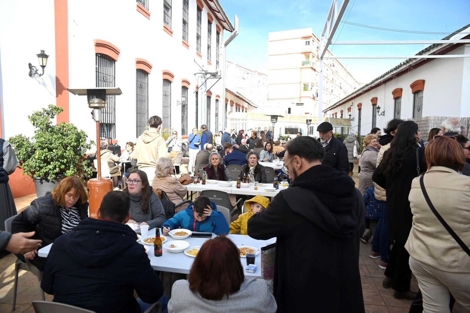 Las migas de la Cruz Blanca, en imágenes