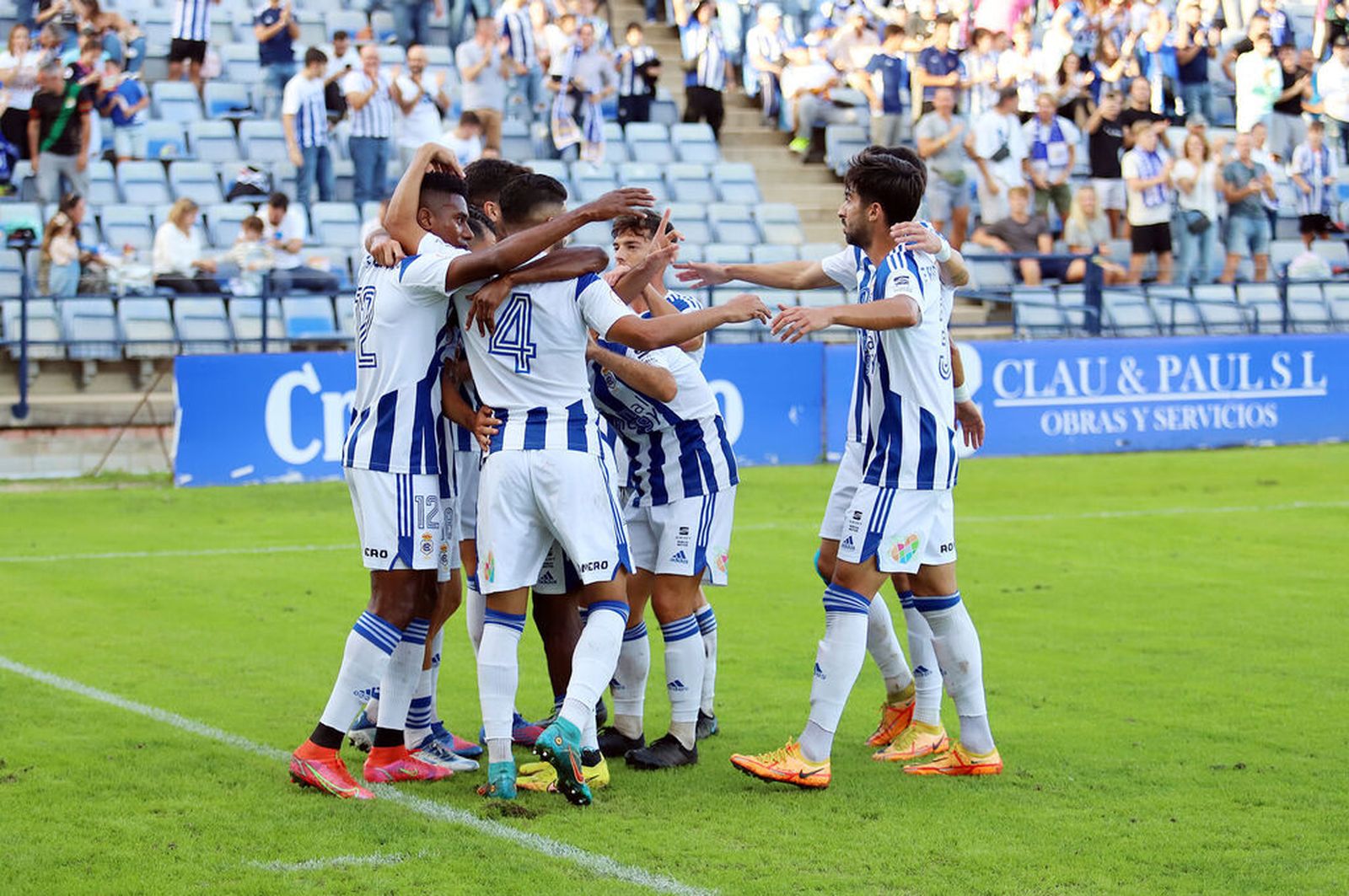 Los jugadores albiazules celebran el gol con el que derrotaron al Cartagena B.