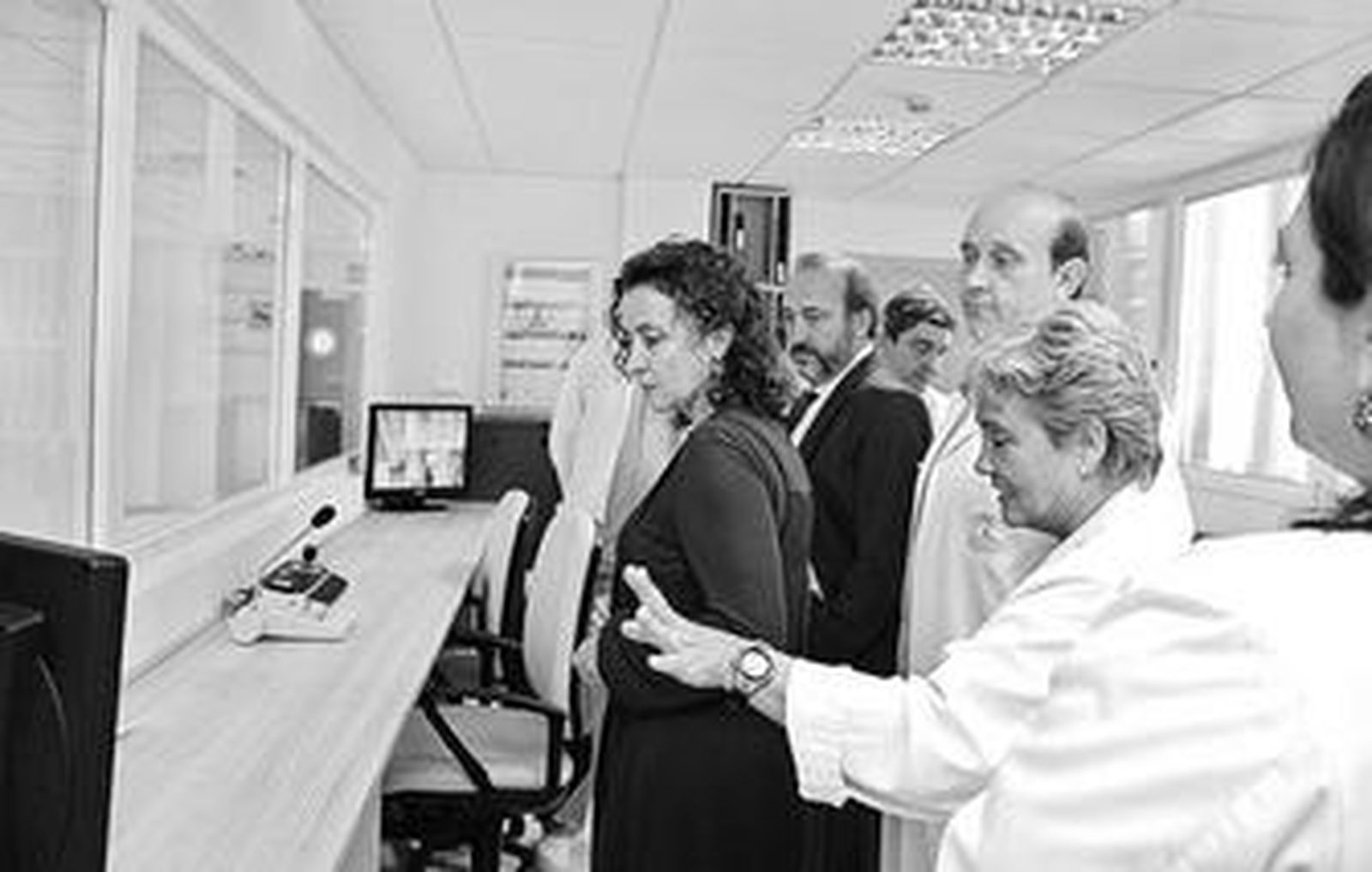 La delegada de Salud visita la sala de control de la nueva unidad de agudos de Salud Mental.