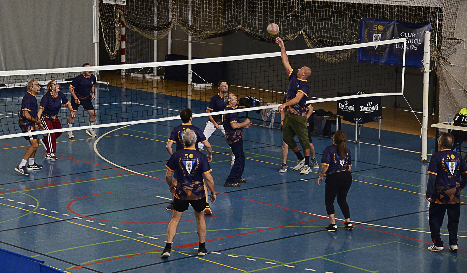 Uno de los partidos disputados en el pabellón municipal de la localidad.