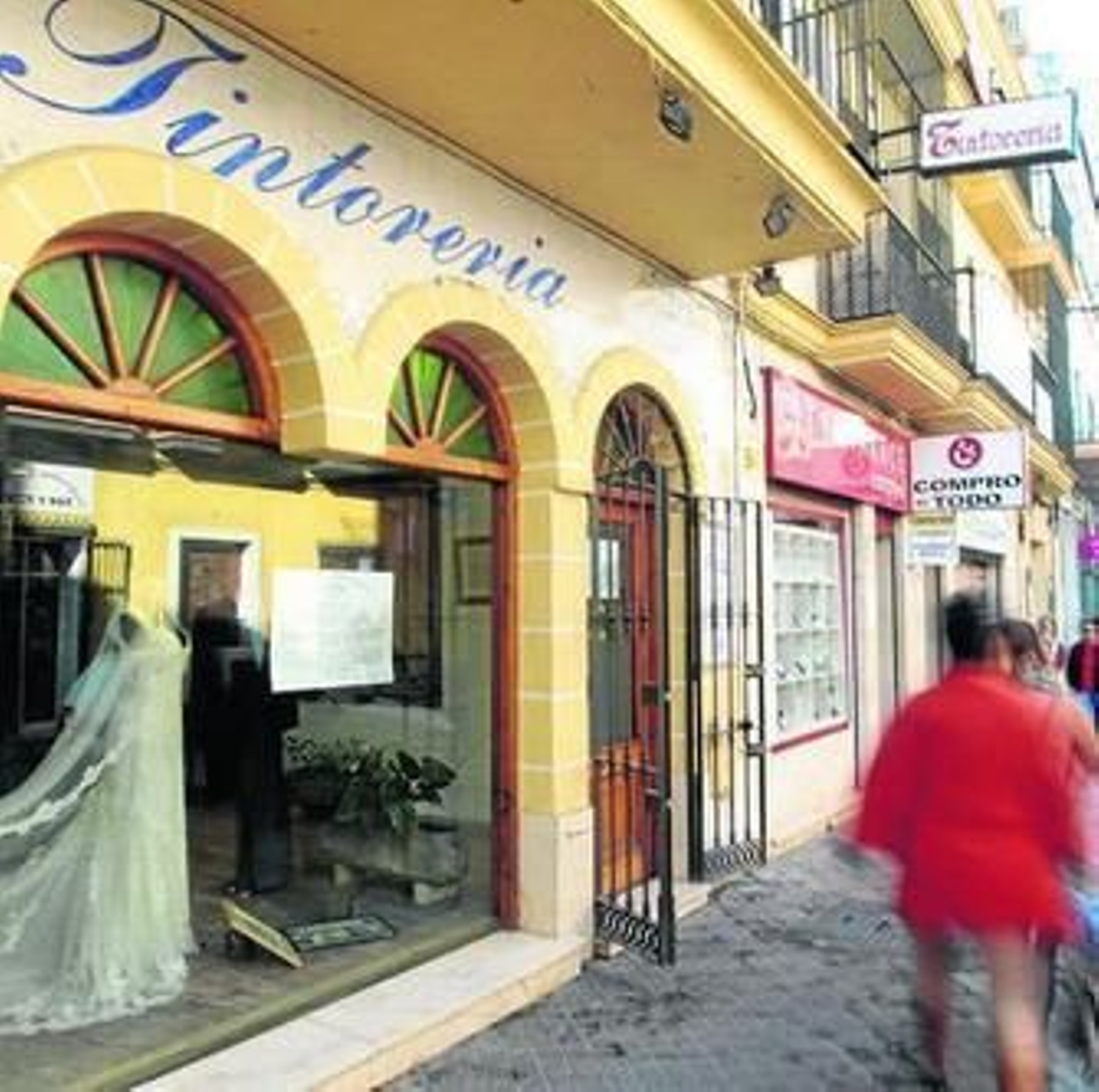 Fachada de la tintorería Pina, en una imagen tomada ayer.