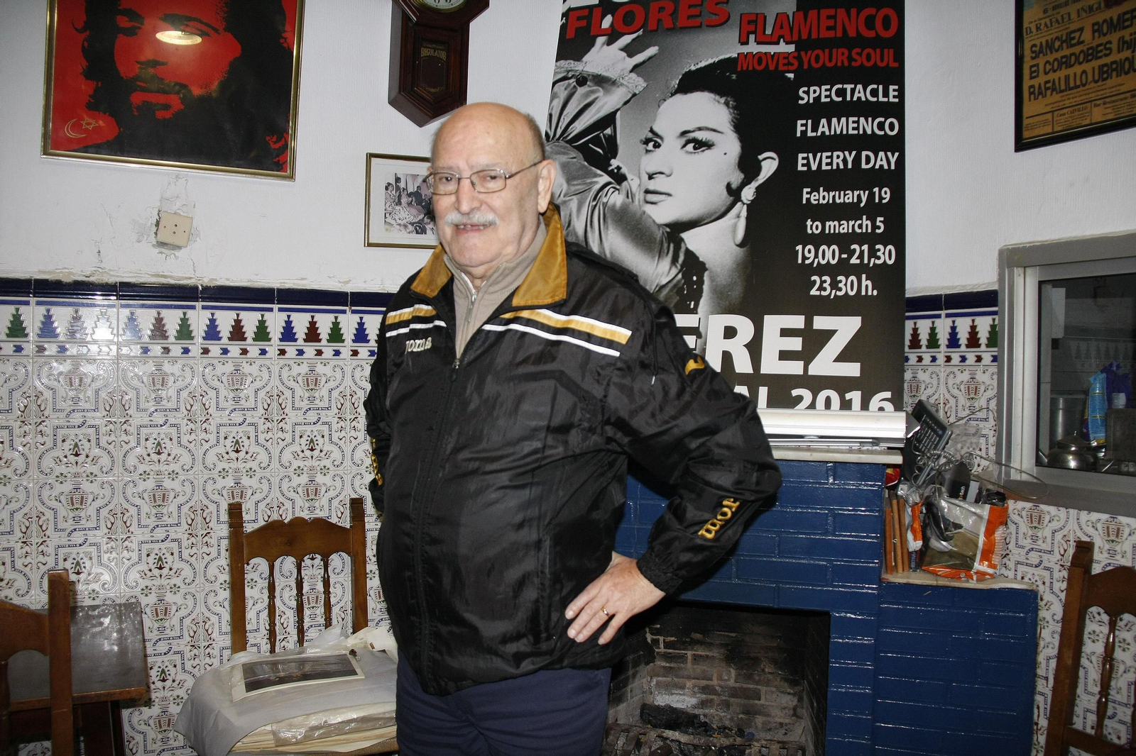 'Pedro el de los Majaras' posó en la tarde de ayer en el bar en el que ensaya con su comparsa en El Puerto.