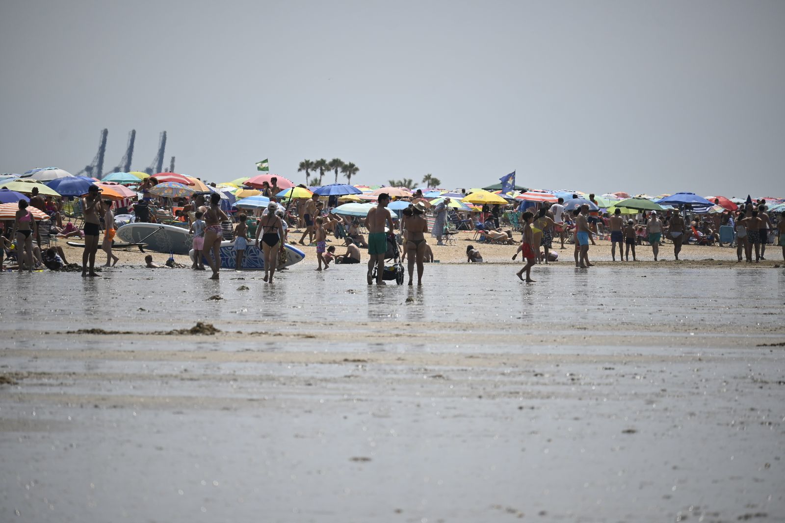 Ambiente en la playas de Huelva este sábado 22 de julio, en imágenes