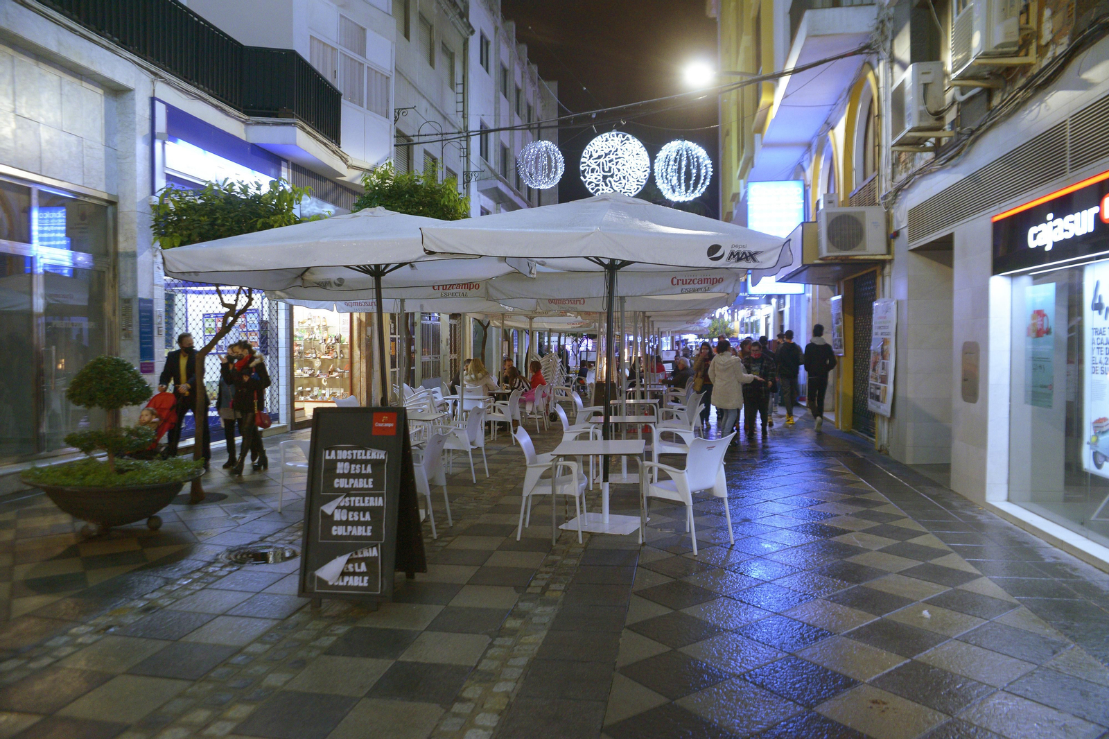 Fotos de ambiente de las calles de Algeciras el primer fin de semana de horario nocturno.