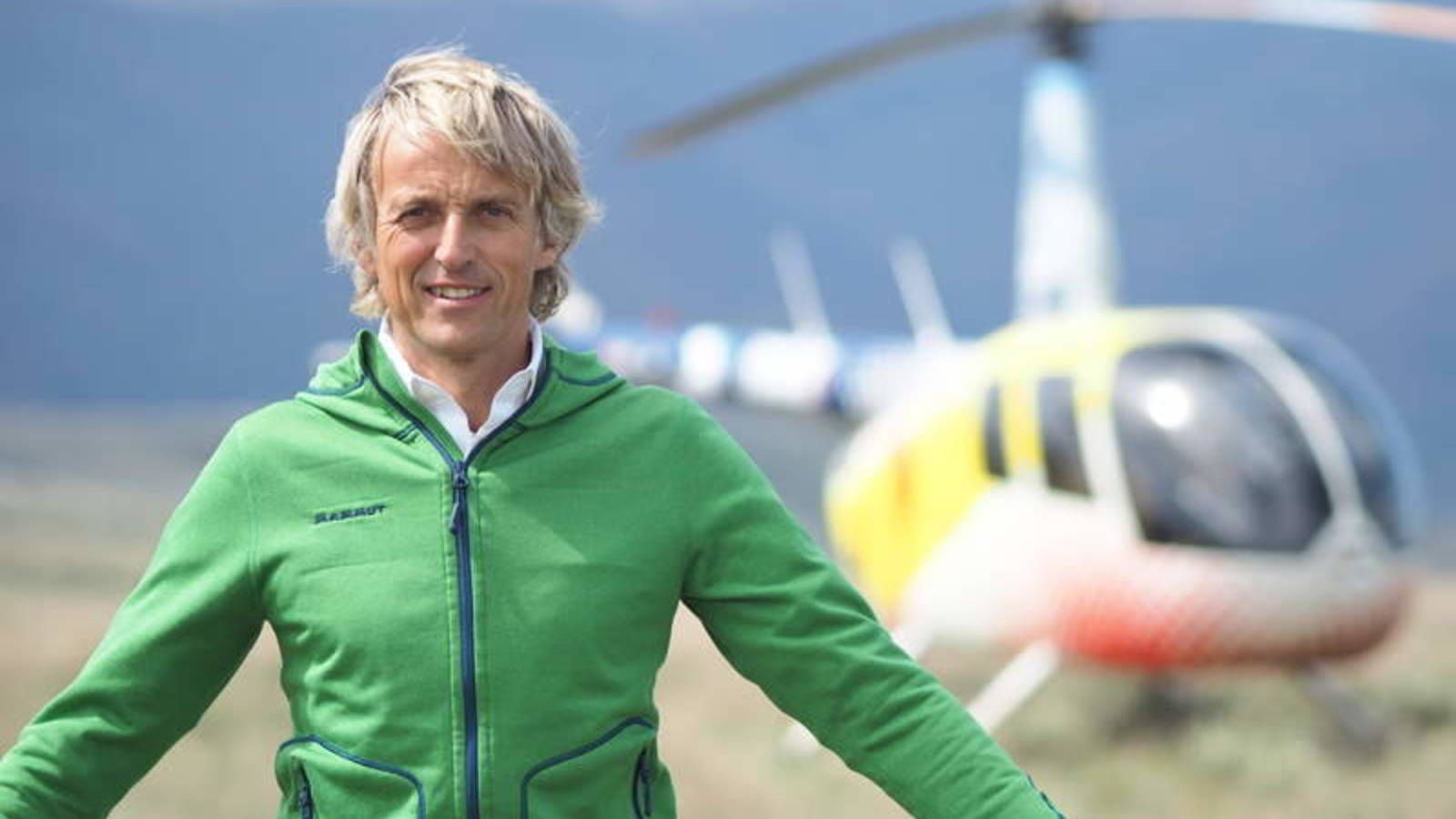 El aventurero leonés Jesús Calleja, junto al helicóptero en el que se traslada en su programa.