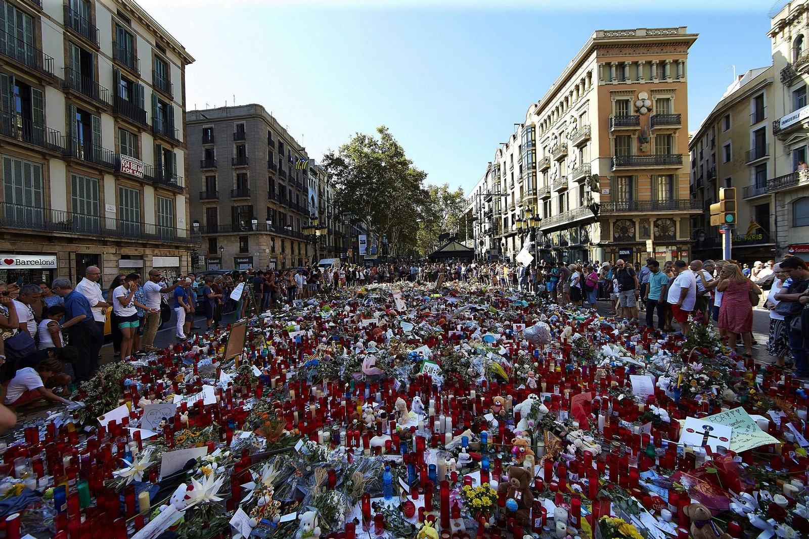 Las flores en el lugar donde acabó la furgoneta de los atentados de Barcelona de 2017, días después de la masacre Las flores en el lugar donde acabó la furgoneta de los atentados de Barcelona de 2017, días después de la masacre