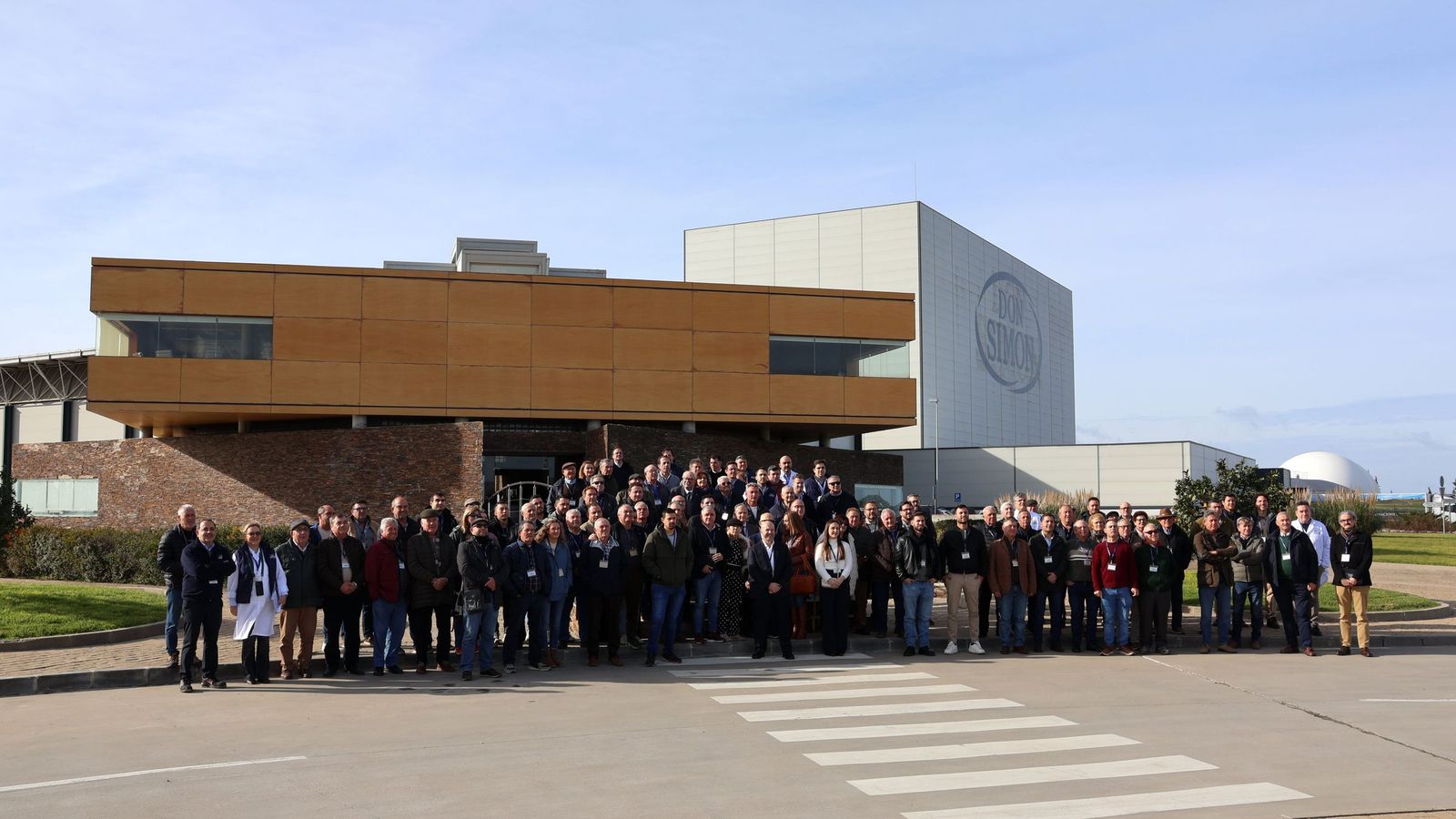 Visita de Fuente Palmera a la fábrica de Don Simón en Huelva.