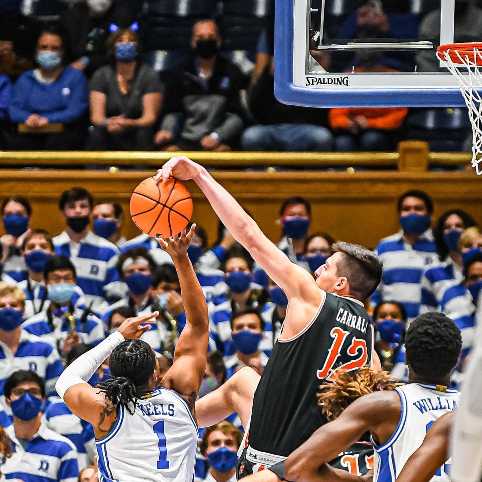 Jesús Carralero hace un tapón contra Duke.