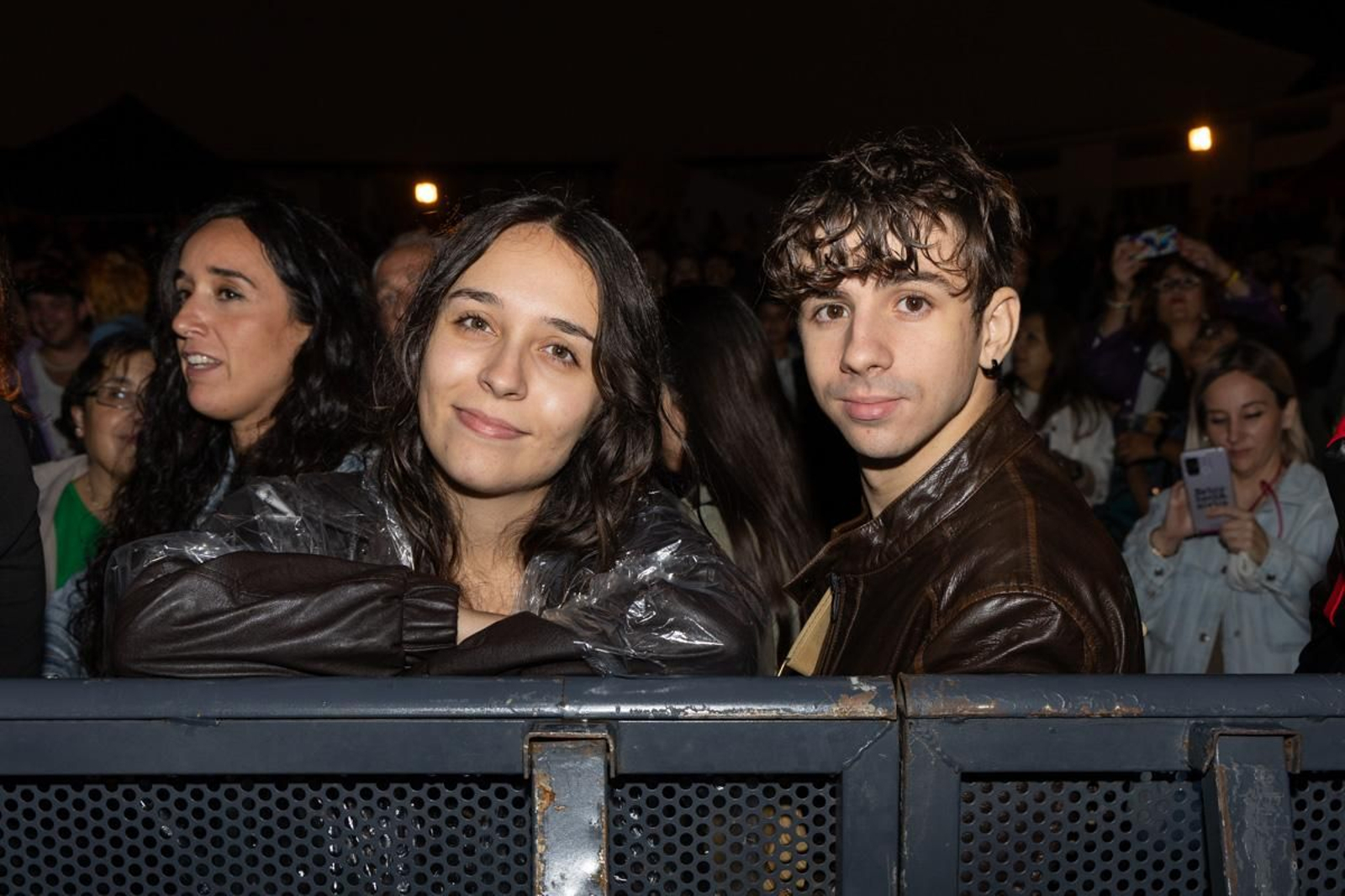 Feria de noche de San Lucas, Concierto de La Plazuela y La Mona Chita Rock, en imágenes