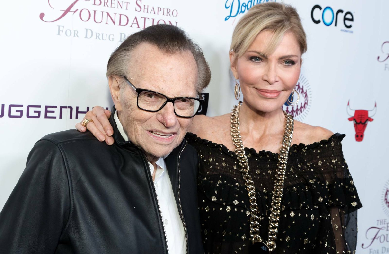Larry King se junto a su esposa en un acto en 2018.