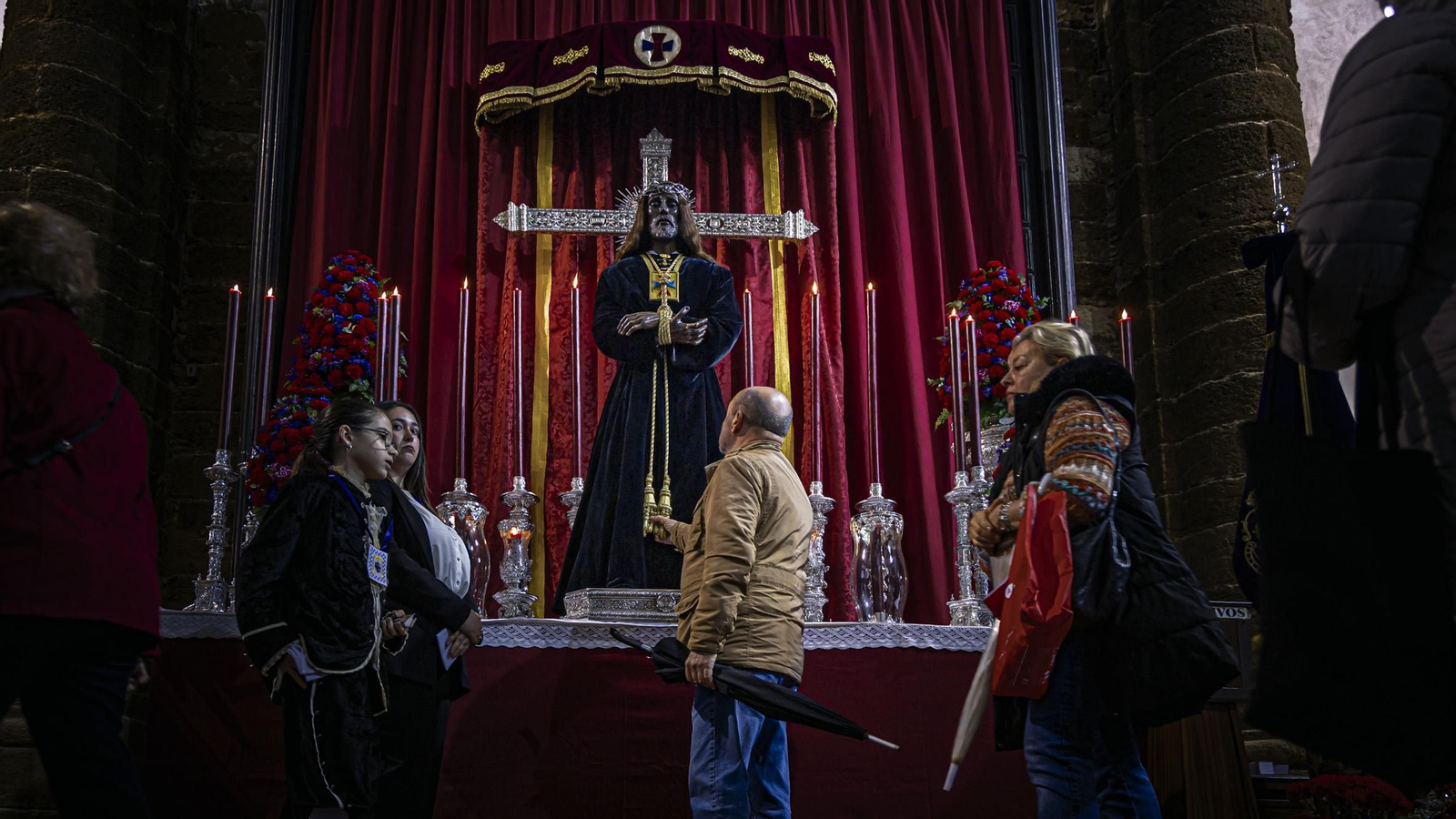 Las imágenes del besapié del primer viernes de marzo al Medinaceli en la Iglesia de Santa Cruz de Cádiz Las imágenes del besapié del primer viernes de marzo al Medinaceli en la Iglesia de Santa Cruz de Cádiz