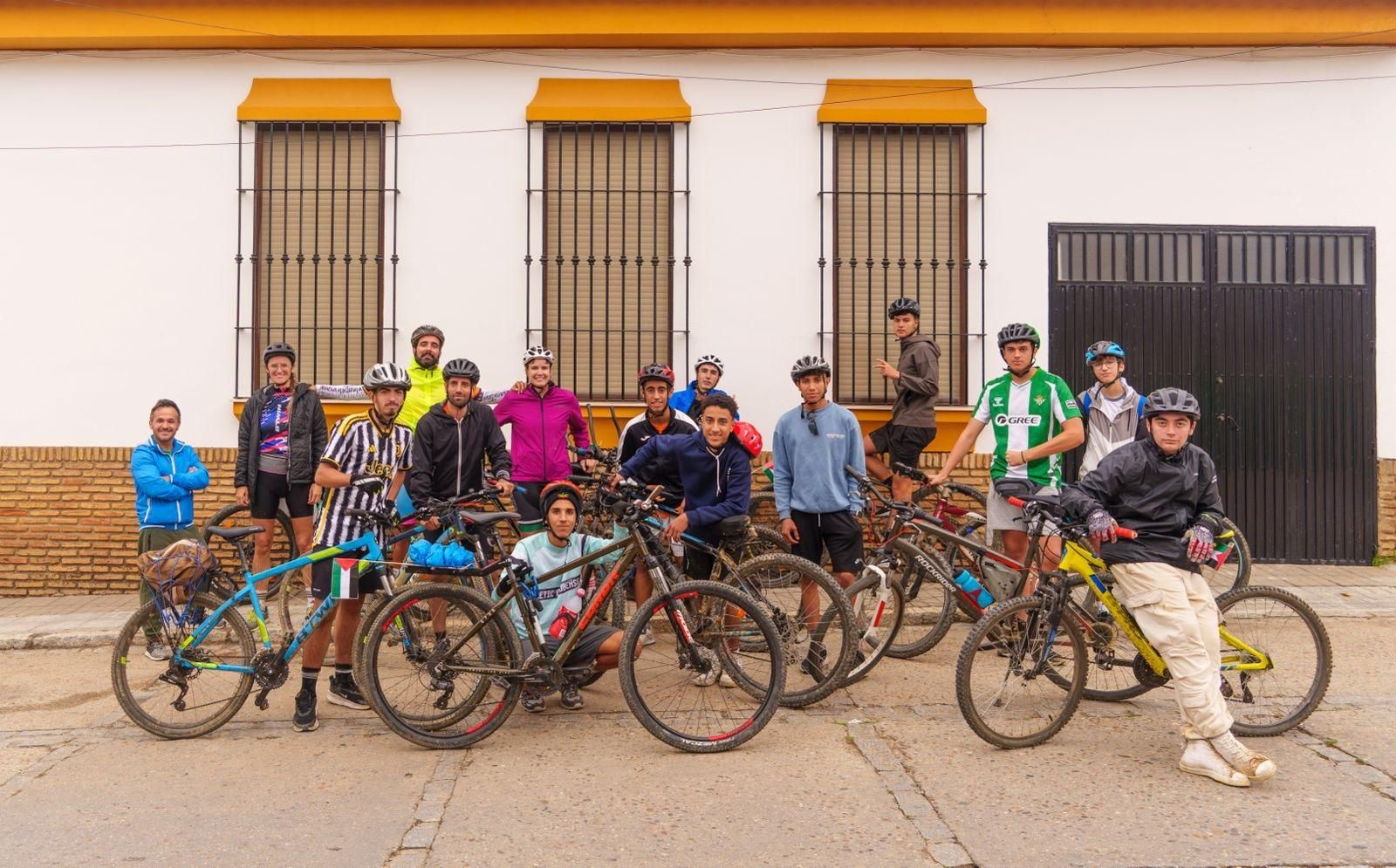 Alumnos del IES La Orden en una parada de la ruta.
