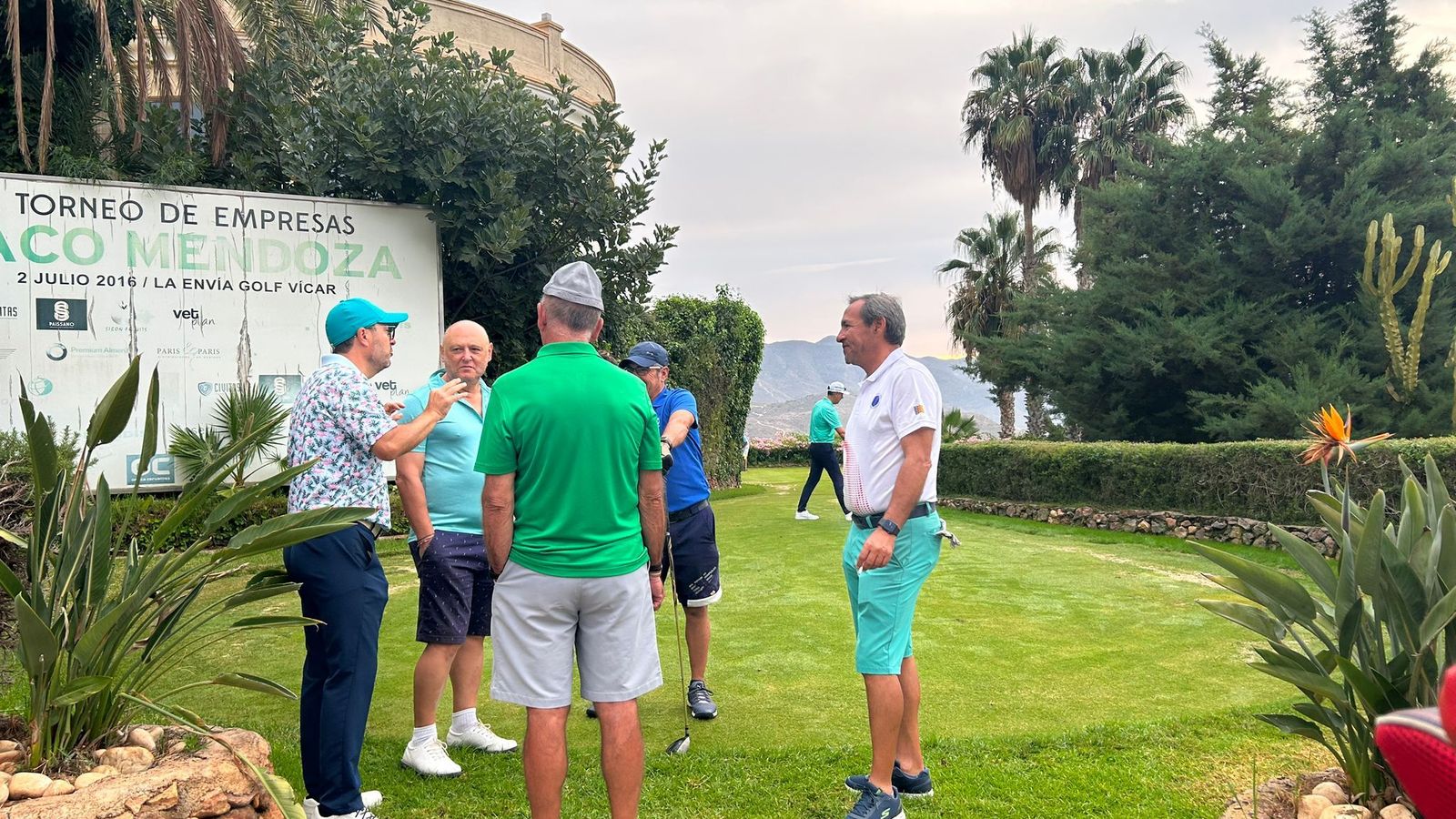 Algunos jugadores dialogan durante el desarrollo de este torneo de golf.