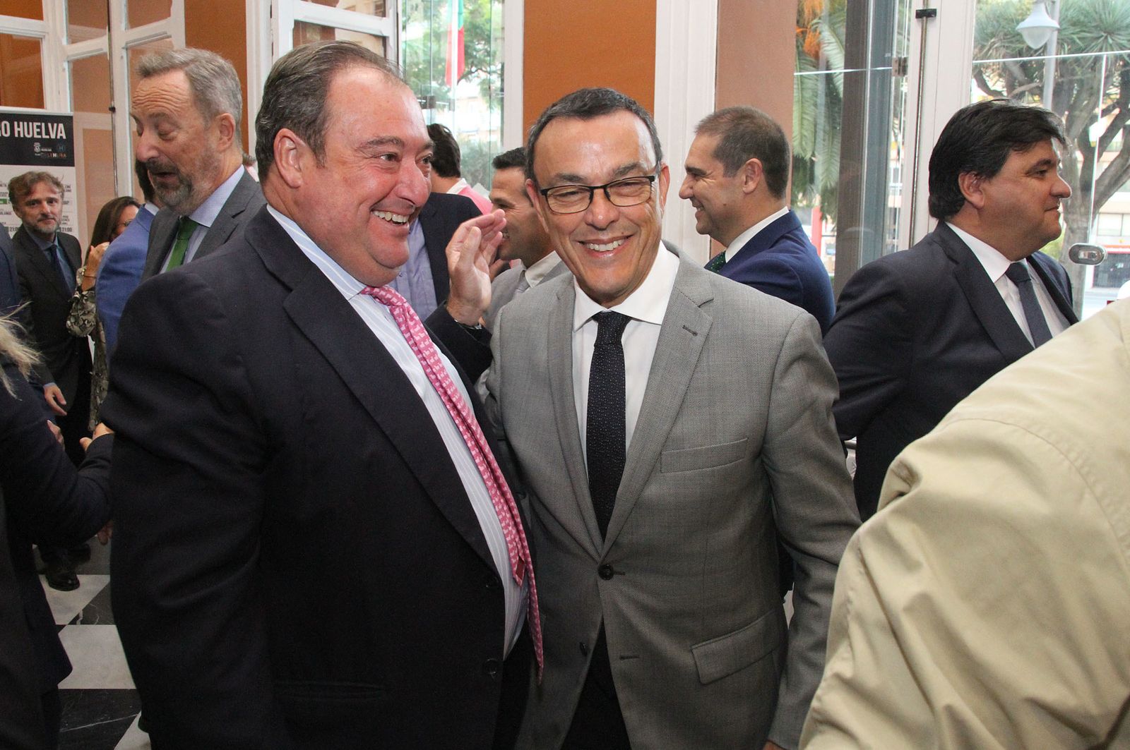 Imágenes de la conferencia y desayuno-coloquio de Gabriel Cruz, alcalde de Huelva