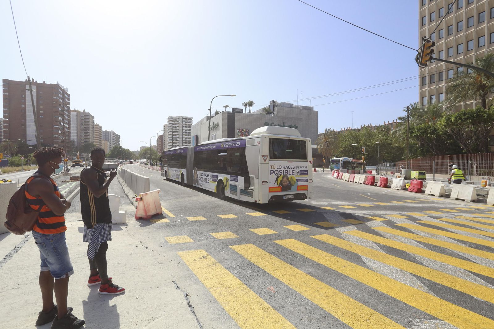 El puente de Tetuán abre al tráfico tras casi 5 años cerrado por las obras del Metro de Málaga.