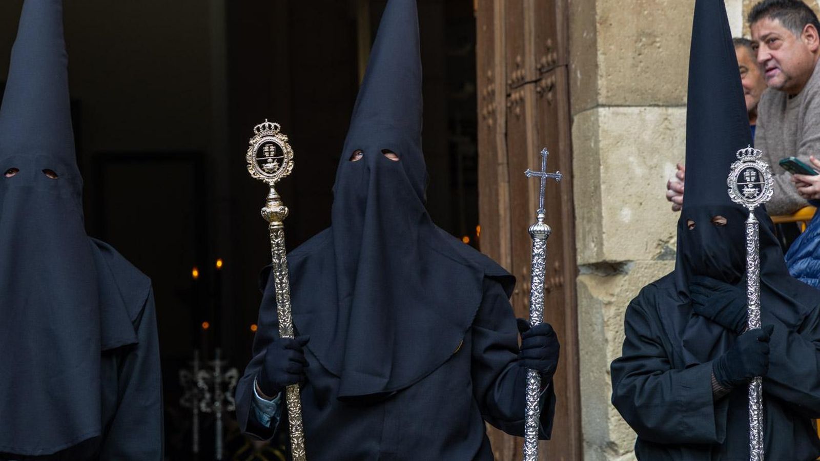 Luto y duelo en la noche del Viernes Santo, en imágenes